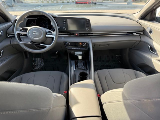 2023 Hyundai Elantra SEL photo 3