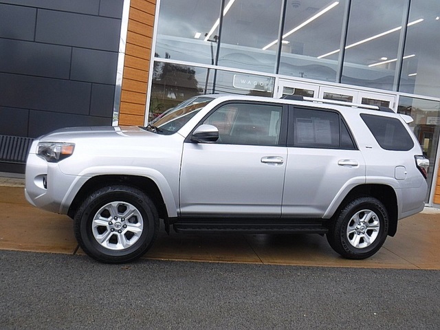 2024 Toyota 4Runner SR5 photo 2