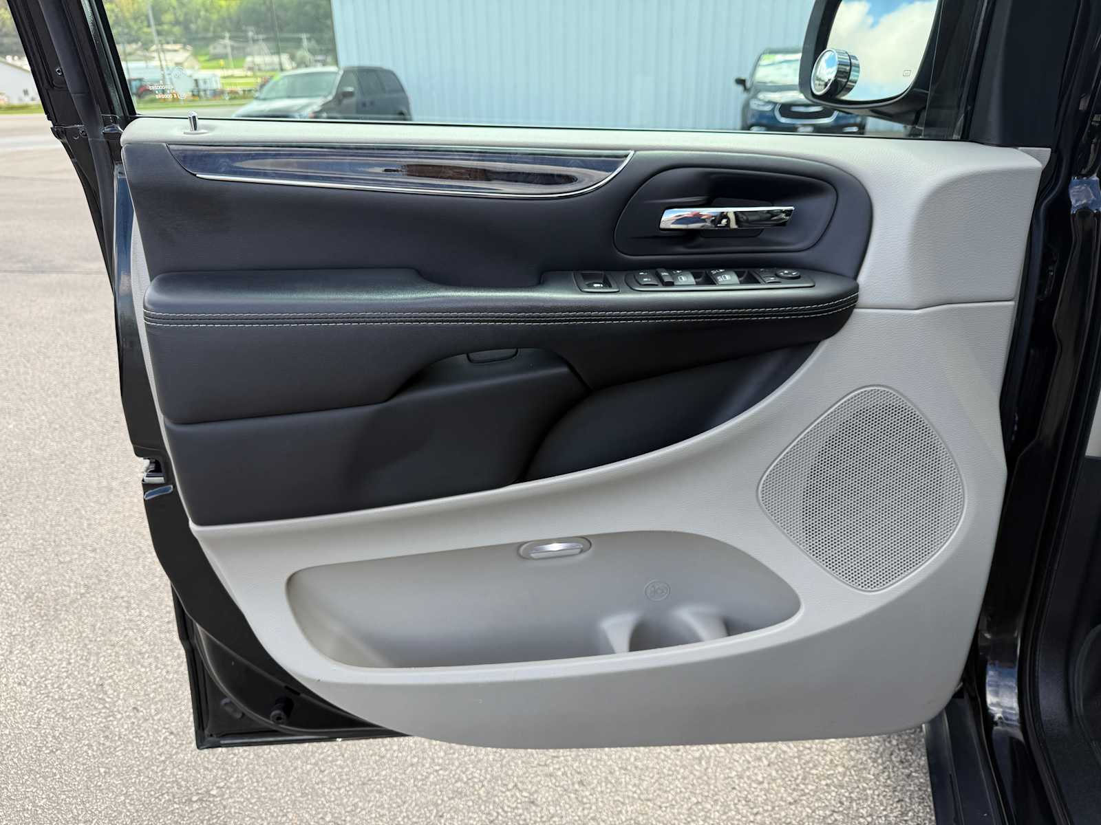 2016 Chrysler Town & Country Touring photo 13