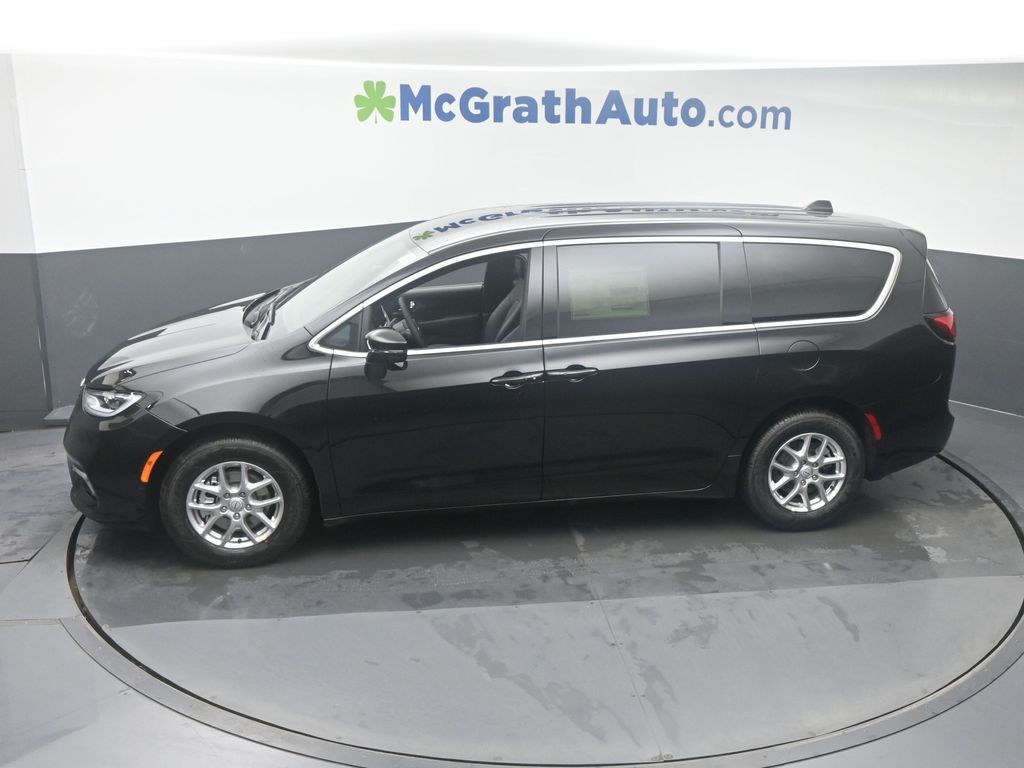 2025 Chrysler Pacifica photo 18