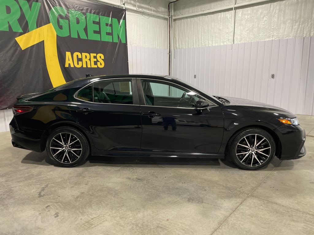 2022 Toyota Camry SE photo 2