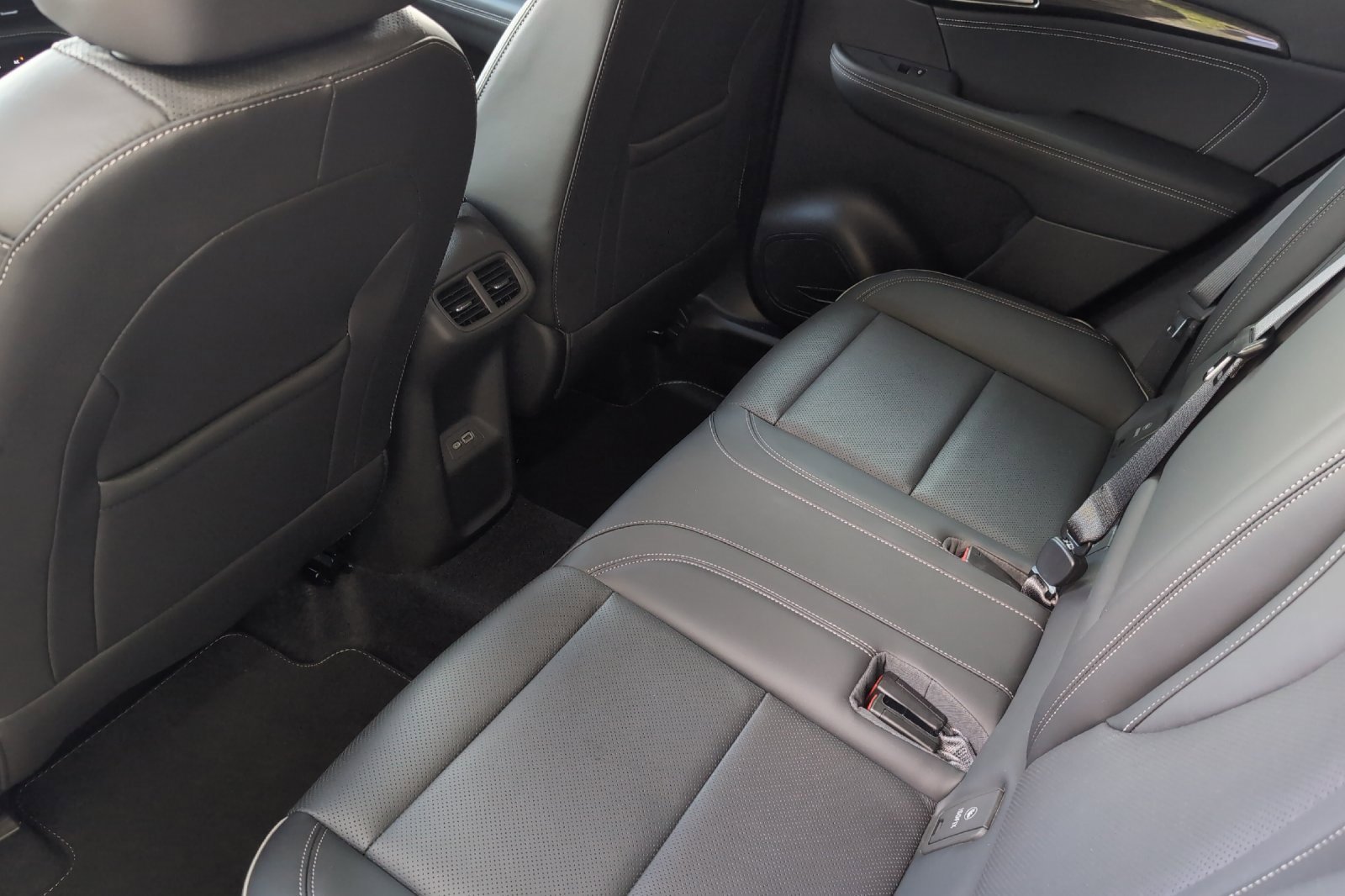 2022 Buick Envision Essence photo 10