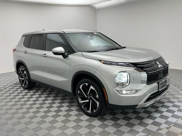 2024 Mitsubishi Outlander SE photo 3