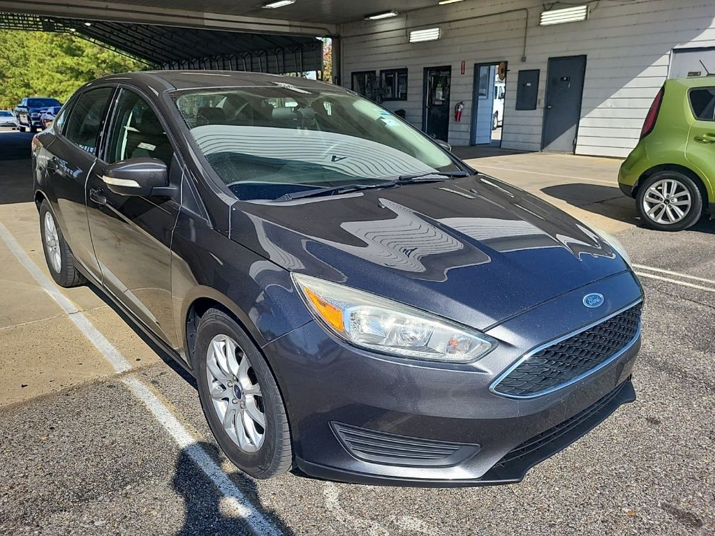 2016 Ford Focus SE photo 2