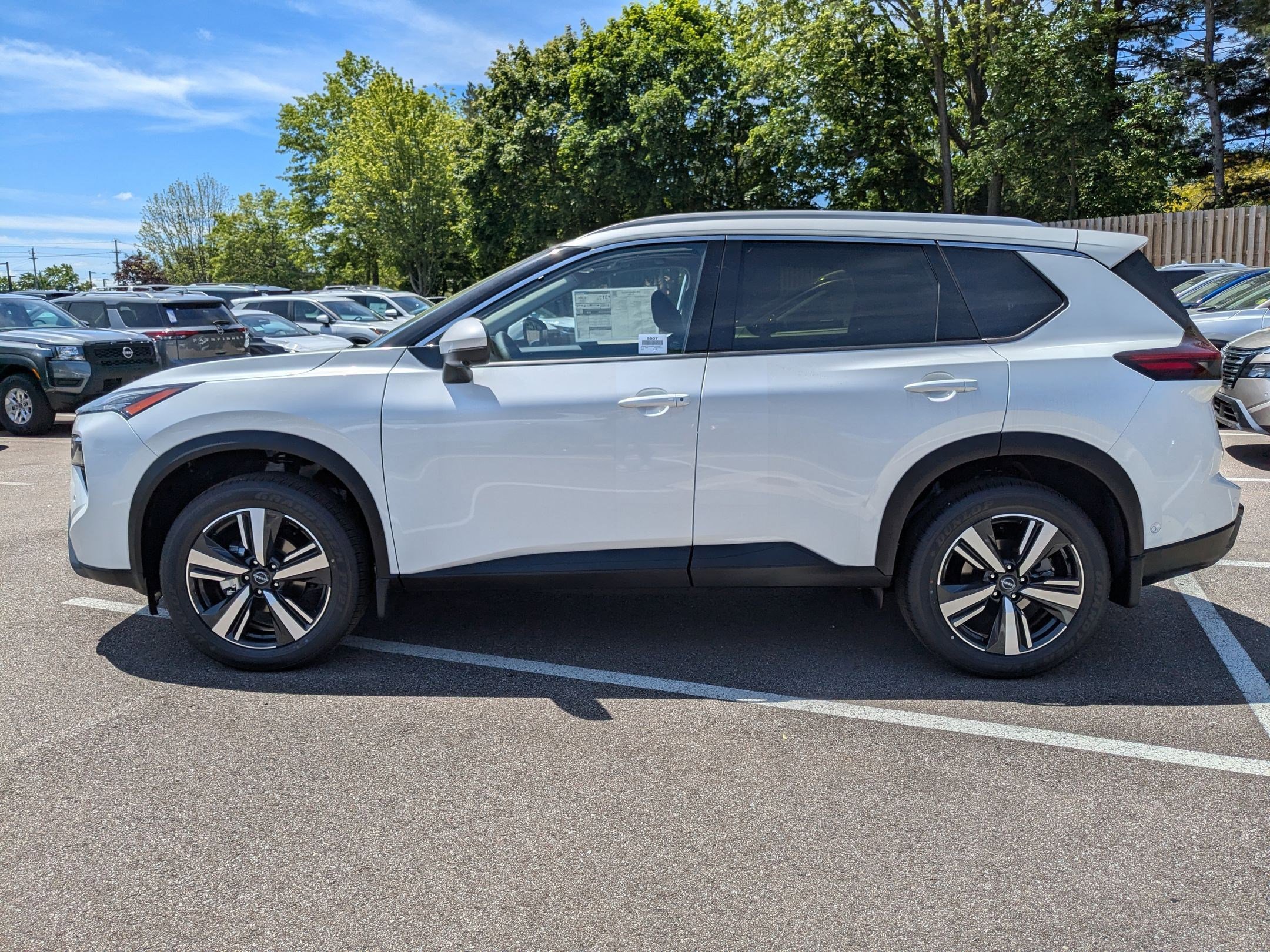 2025 Nissan Rogue SL photo 8