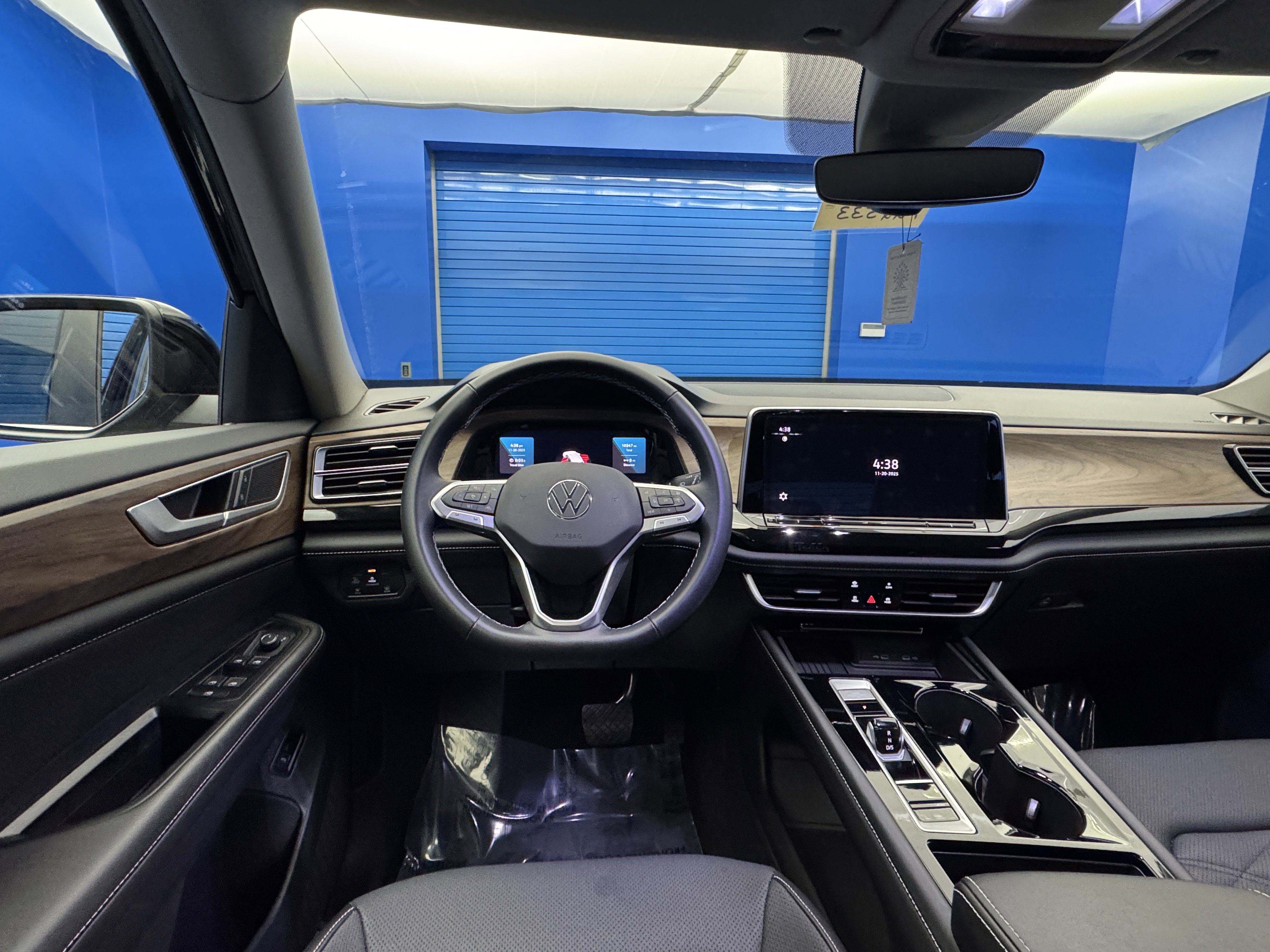 2025 Volkswagen Atlas SE Technology photo 3