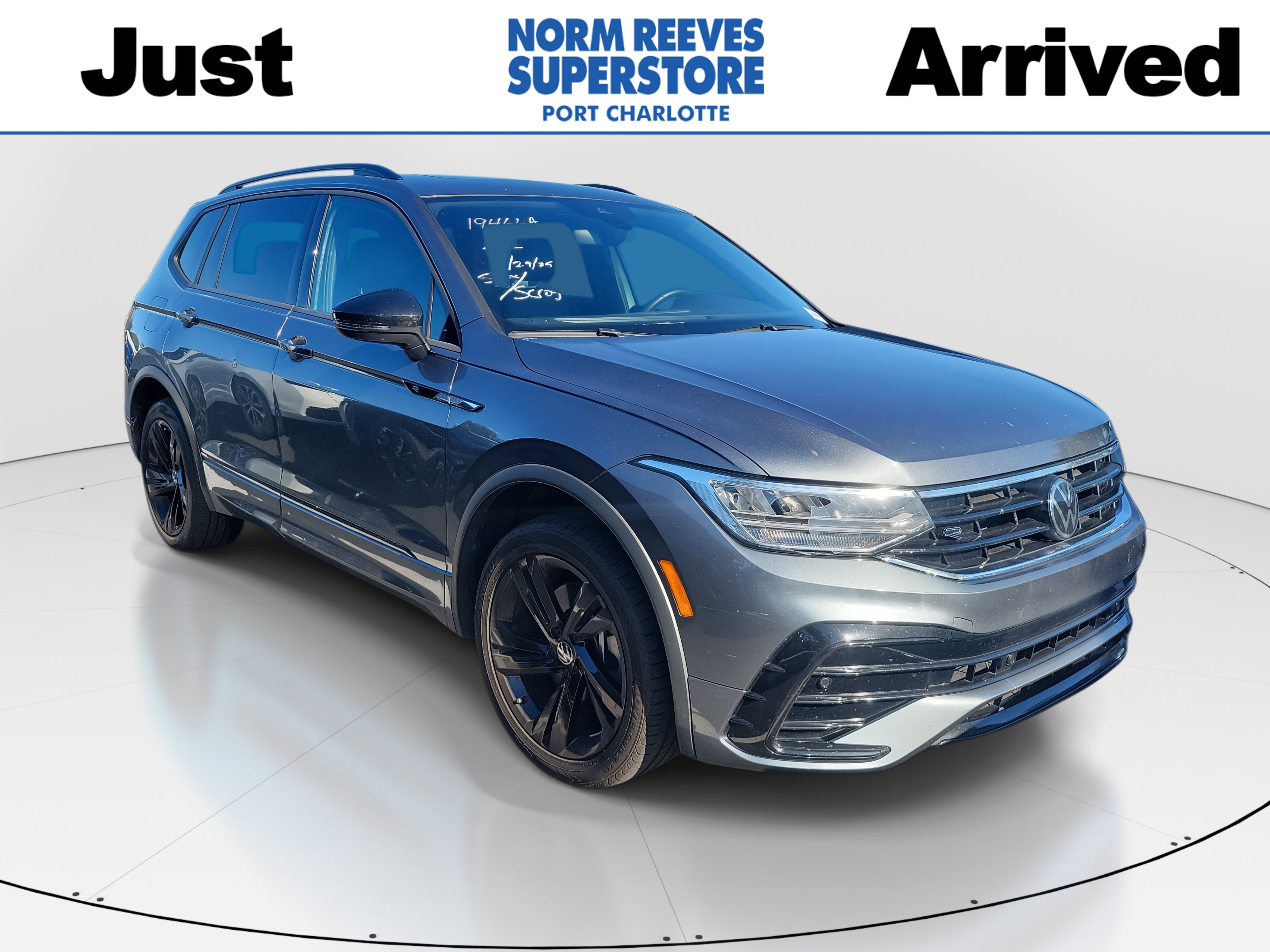 2023 Volkswagen Tiguan SE R-LINE BLACK's photo