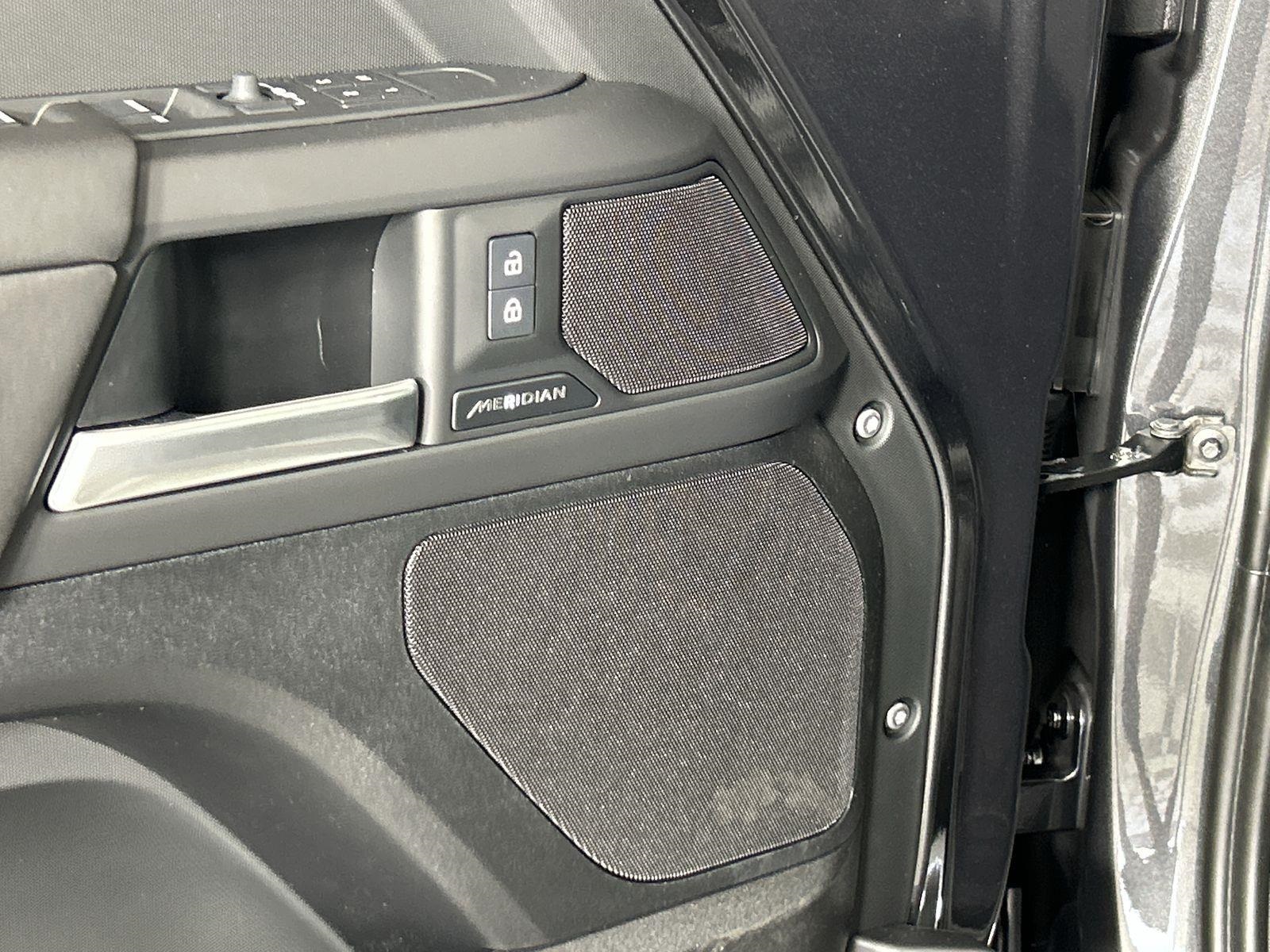 2025 Land Rover Defender 110 S photo 21