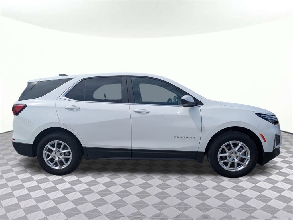 2024 Chevrolet Equinox LT photo 2