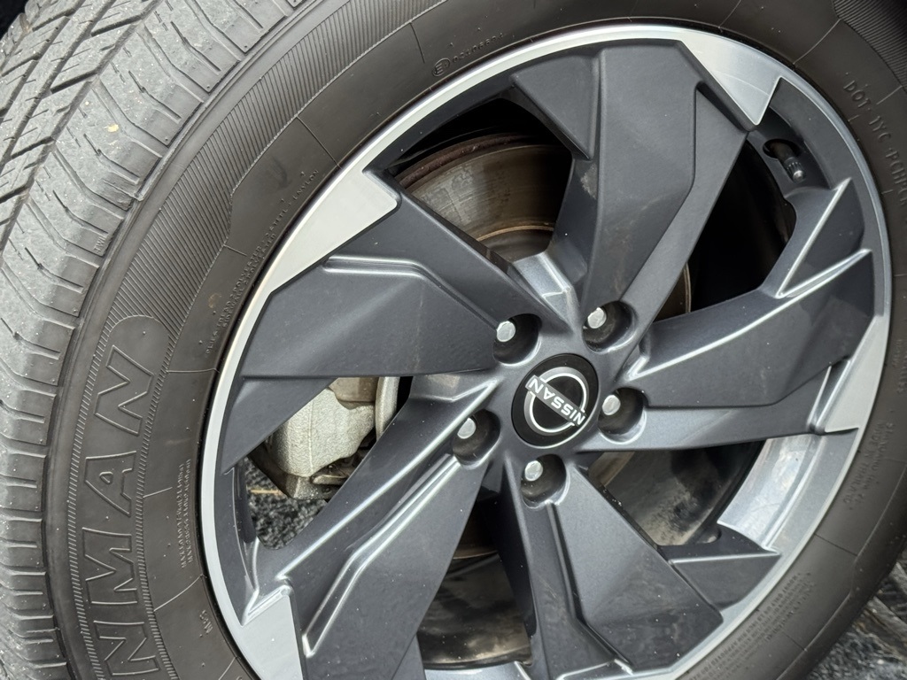 2024 Nissan Rogue SV photo 5