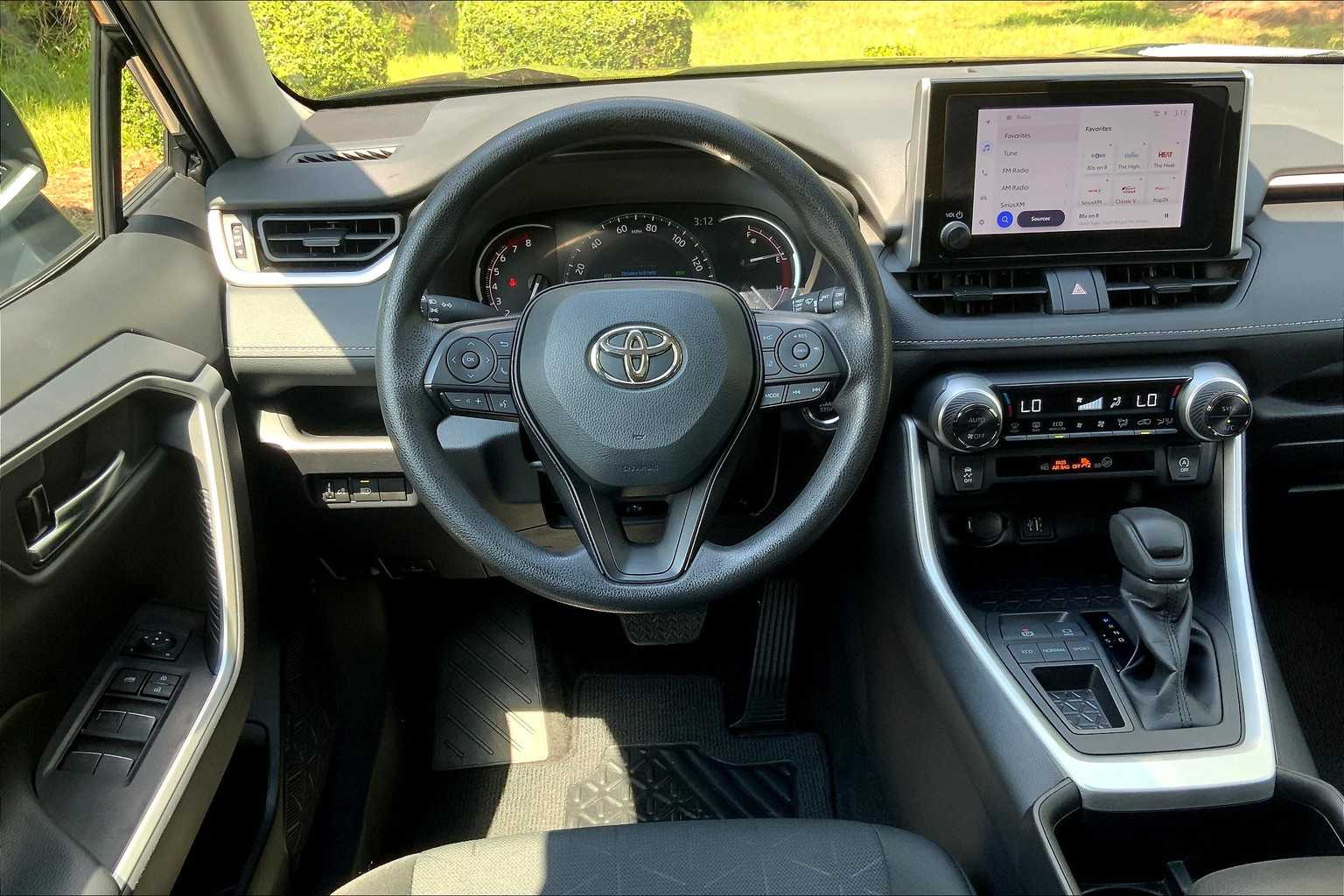 2024 Toyota RAV4 XLE photo 4
