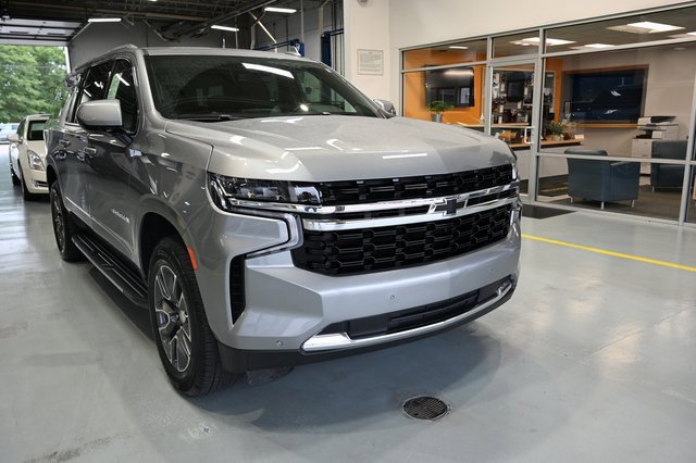 2023 Chevrolet Suburban LS photo 3
