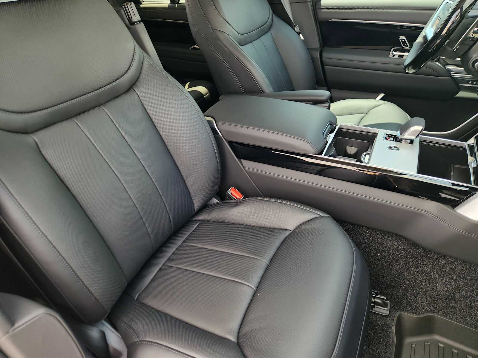 2025 Land Rover Range Rover SE photo 11