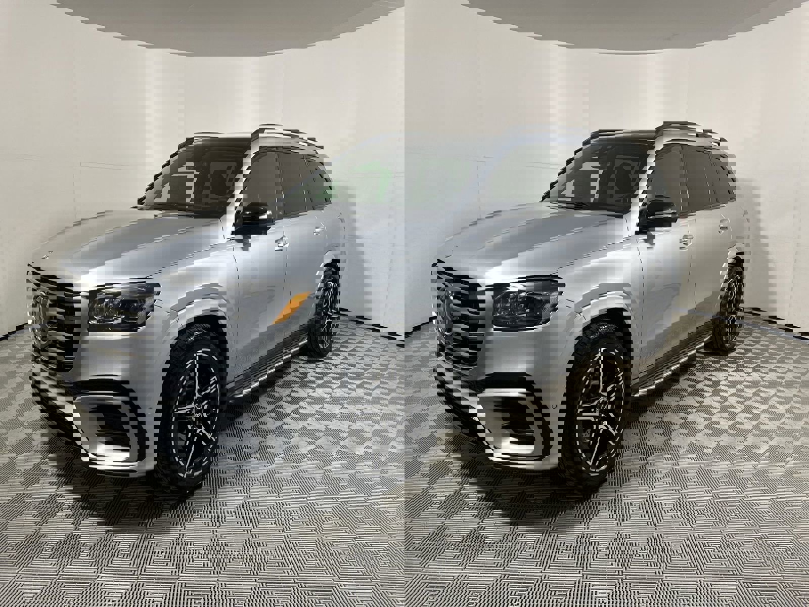 2025 Mercedes Benz GLS 450 4MATIC photo 4