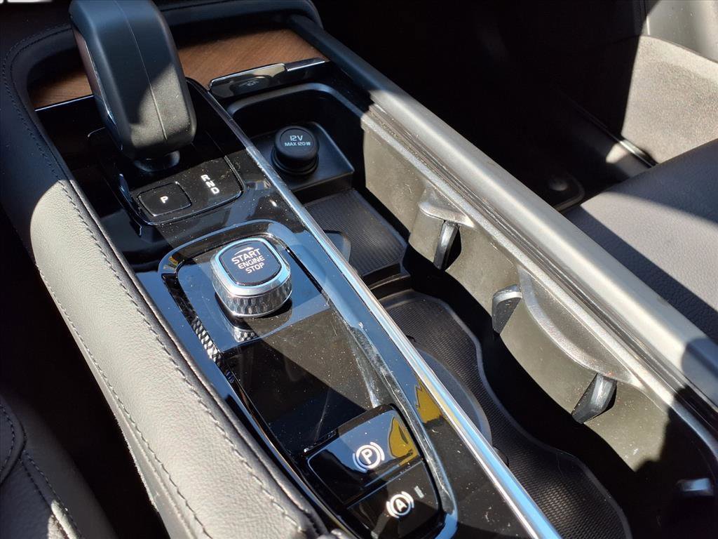 2025 Volvo XC90 B5 Plus photo 19