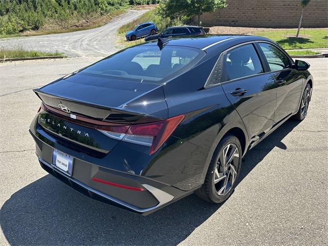 2025 Hyundai Elantra SEL Sport photo 5