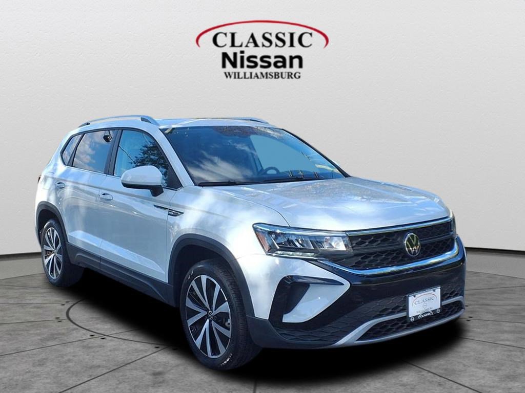 2024 Volkswagen Taos SE's photo