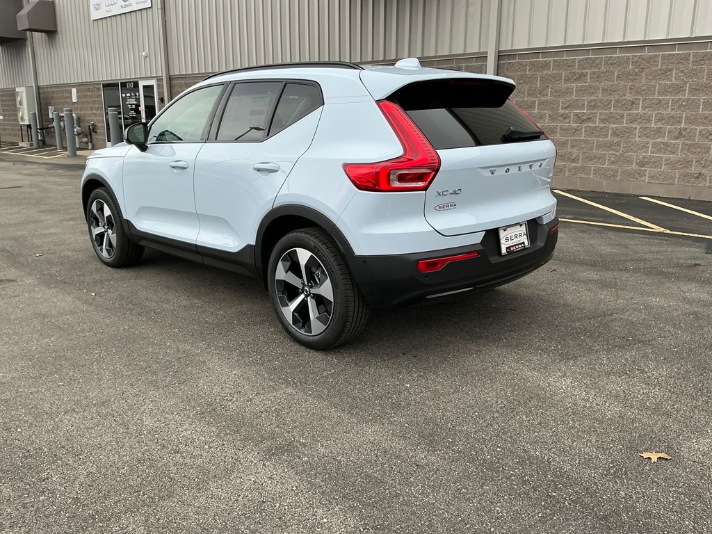 2026 Volvo XC40 Plus photo 4