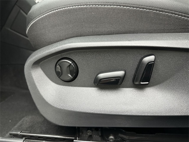 2023 Volkswagen Taos SE photo 4