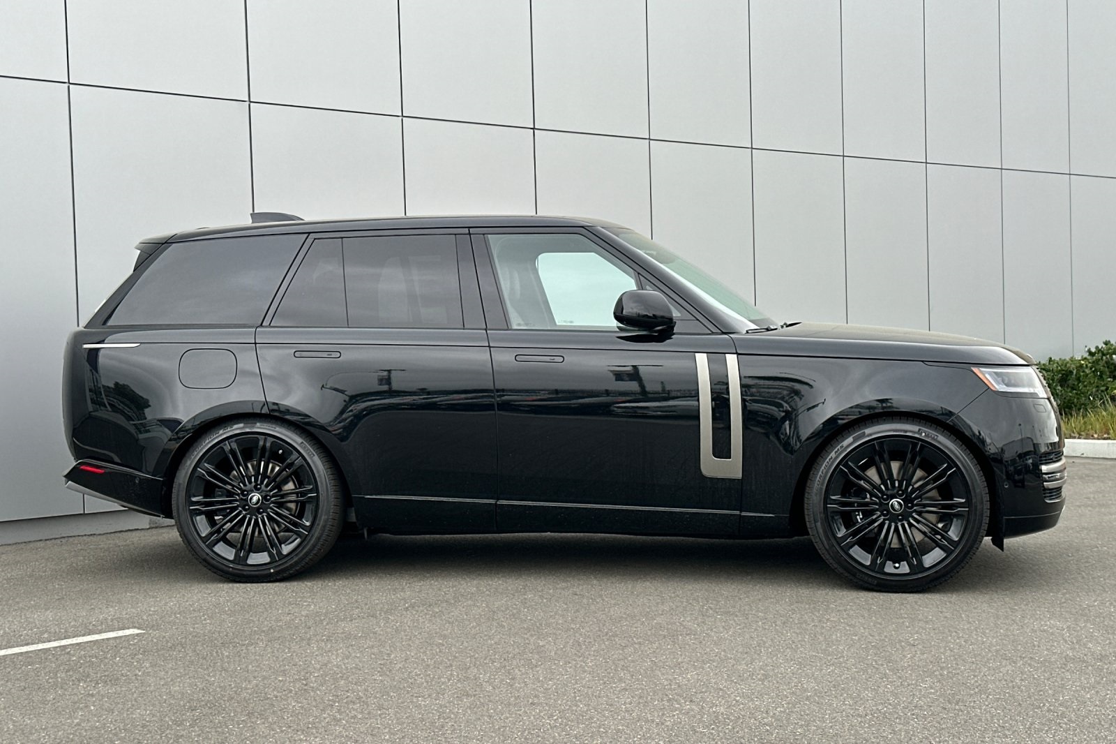 2025 Land Rover Range Rover SE photo 6