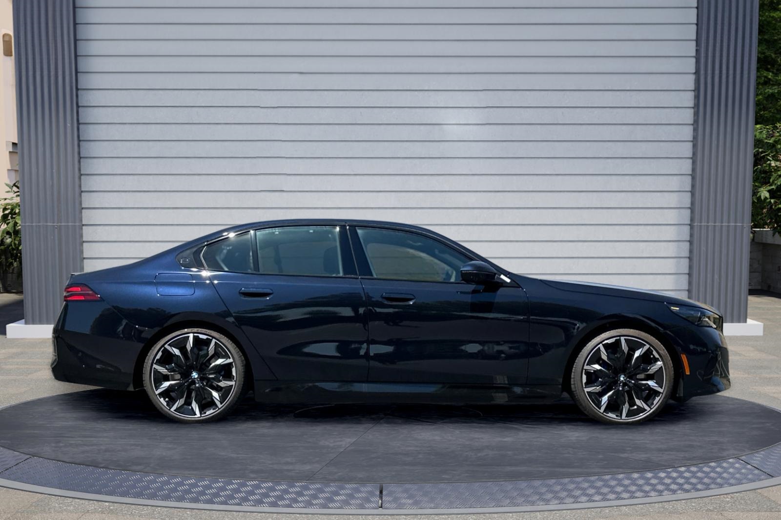 2026 Bmw 550e xDrive photo 3
