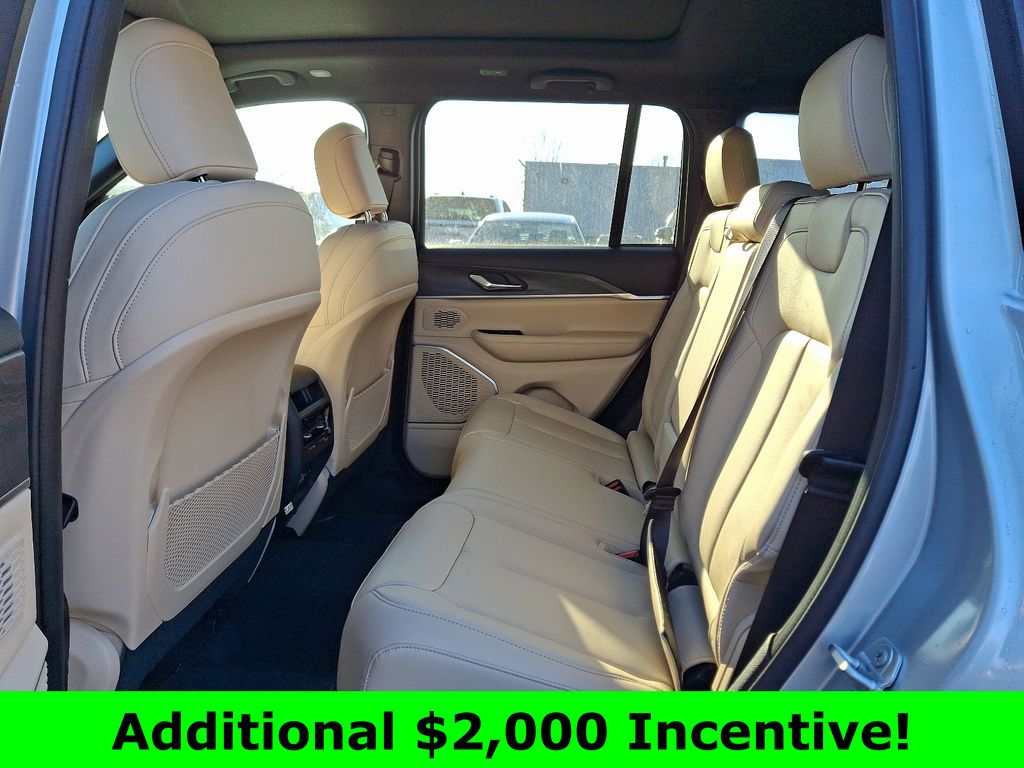 2025 Jeep Grand Cherokee Limited photo 3