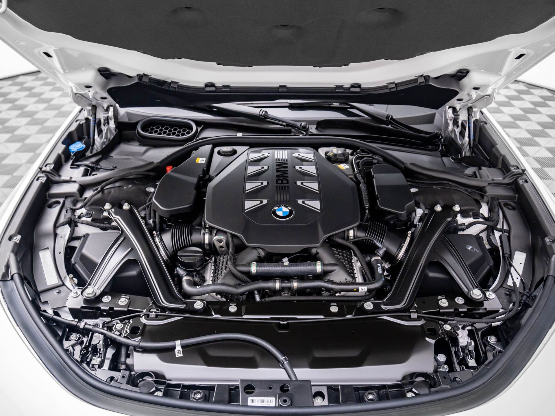 New 2025 Mineral White Metallic BMW 760i xDrive image 34