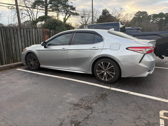2019 Toyota Camry SE's photo