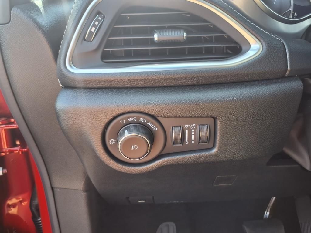 2026 Chrysler Pacifica Limited photo 9