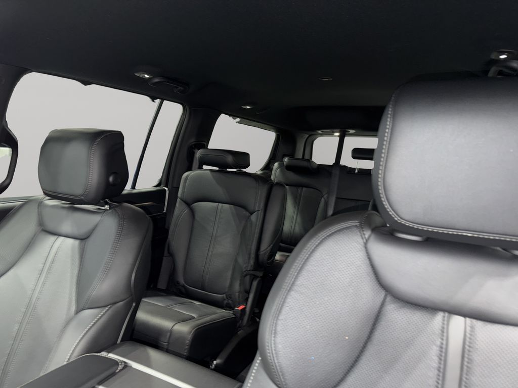 2025 Jeep Wagoneer Series II Carbide photo 17