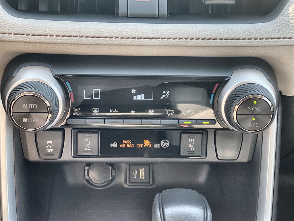 2025 Toyota RAV4 Hybrid XLE photo 17