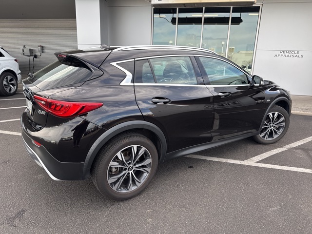 2018 Infiniti QX30 Luxury photo 3