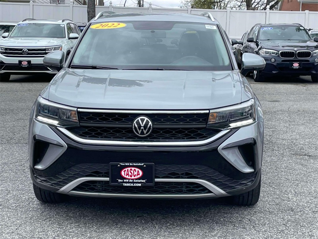 2022 Volkswagen Taos SE photo 2