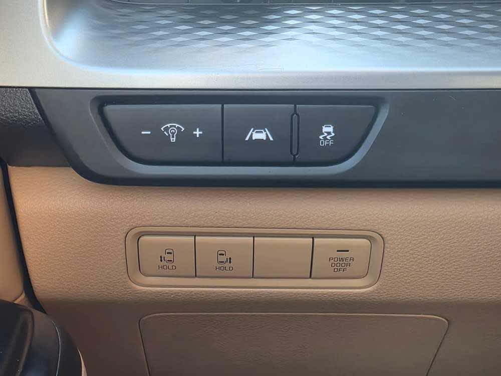 2023 Kia Carnival LX photo 21
