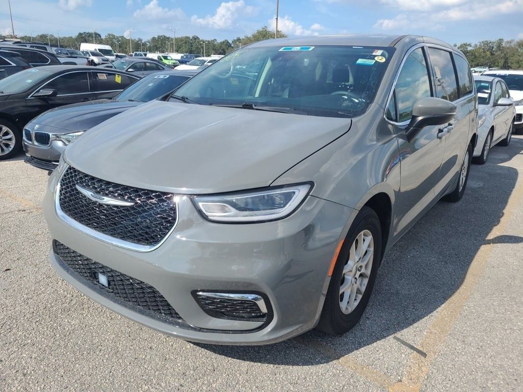 2023 Chrysler Pacifica Touring L photo 2