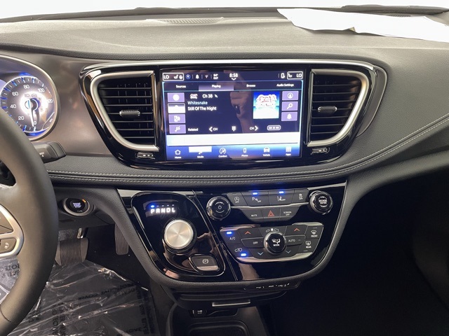 2025 Chrysler Pacifica photo 26