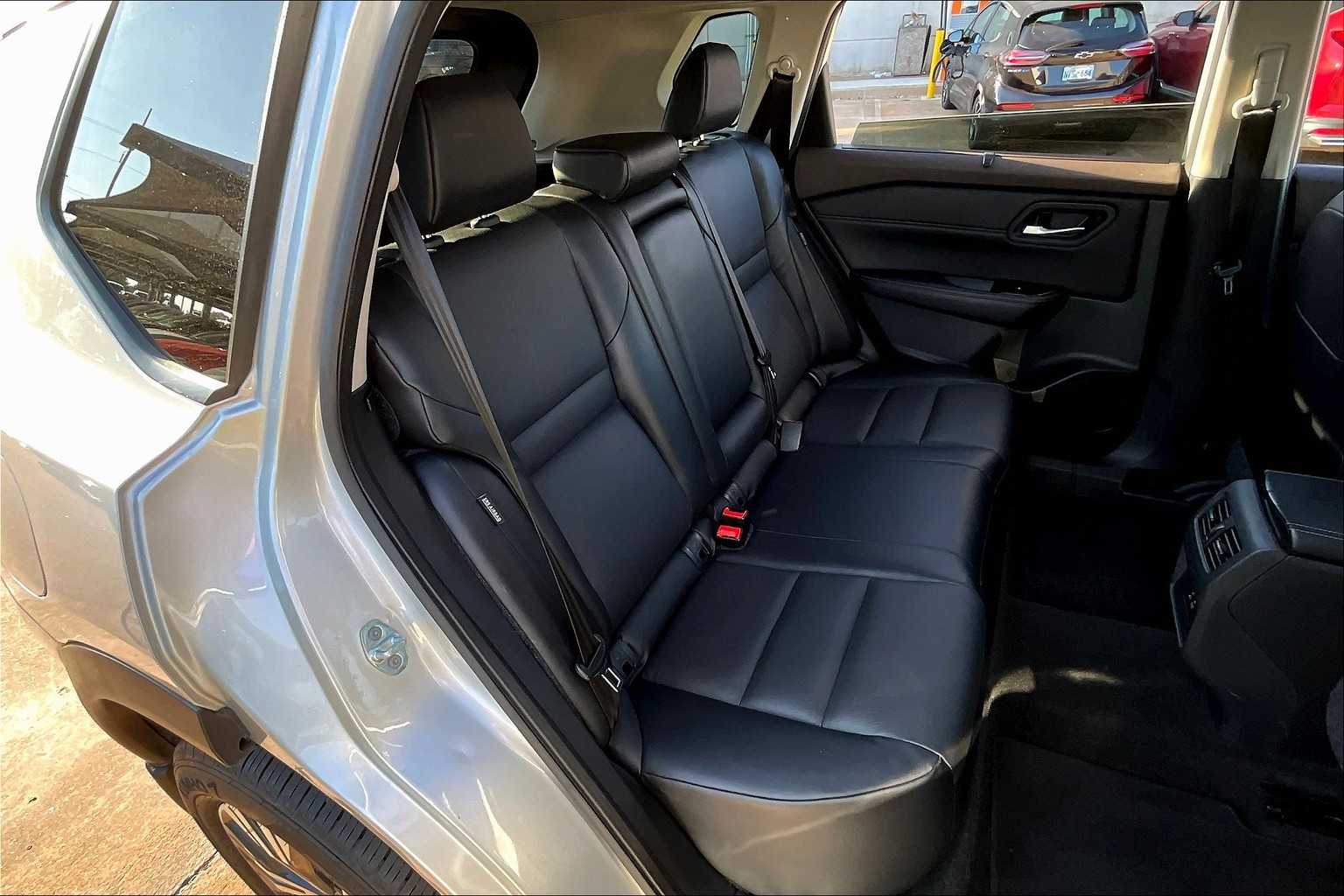 2023 Nissan Rogue SV photo 17