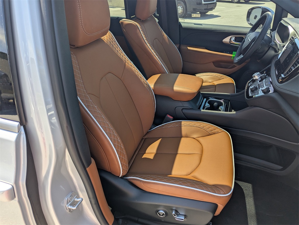 2026 Chrysler Pacifica Pinnacle photo 36