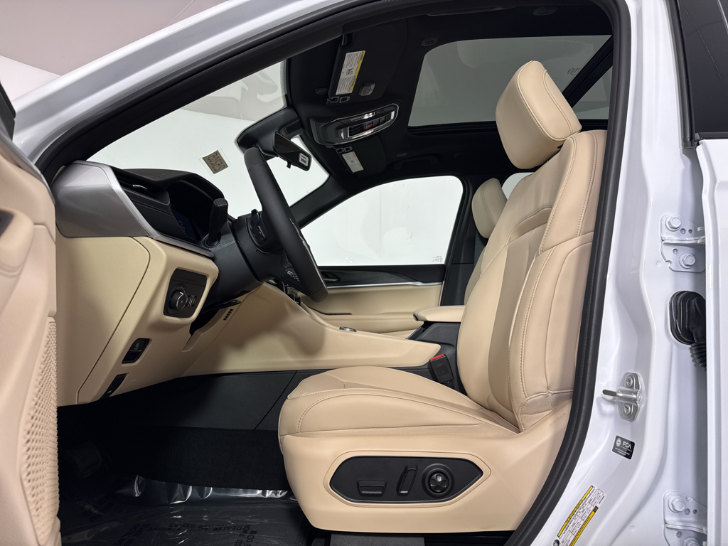 2025 Jeep Grand Cherokee Limited photo 4