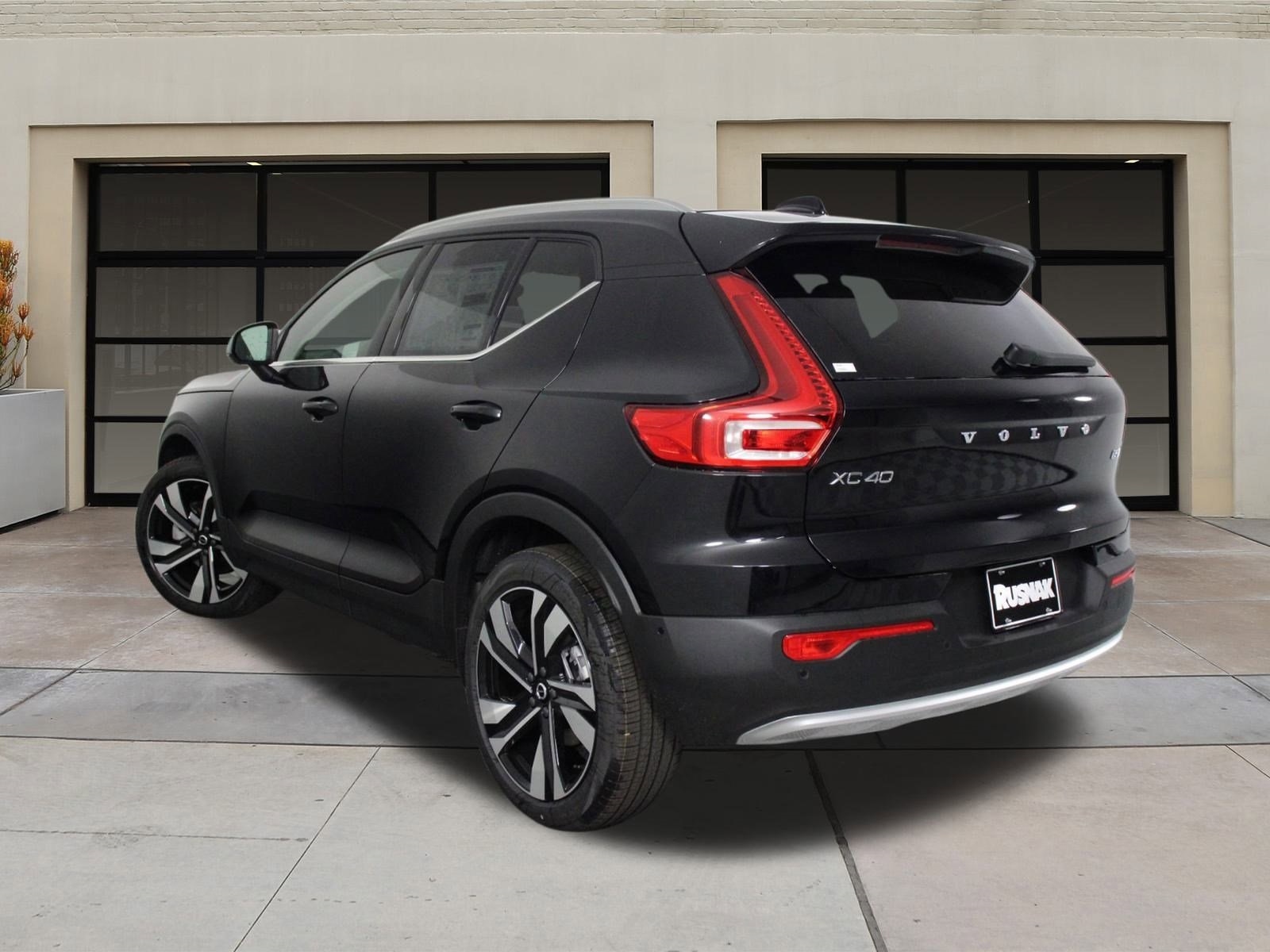 2025 Volvo XC40 photo 3