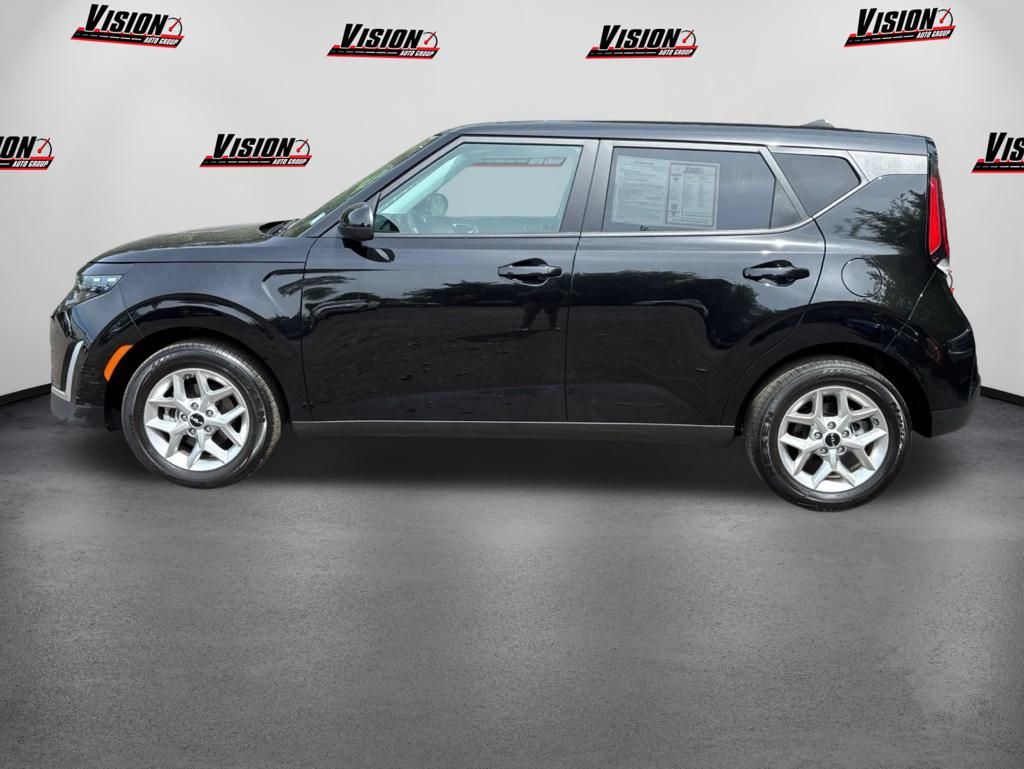2023 Kia Soul LX photo 2