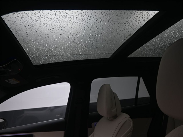 2025 Mercedes Benz GLC 300 photo 2