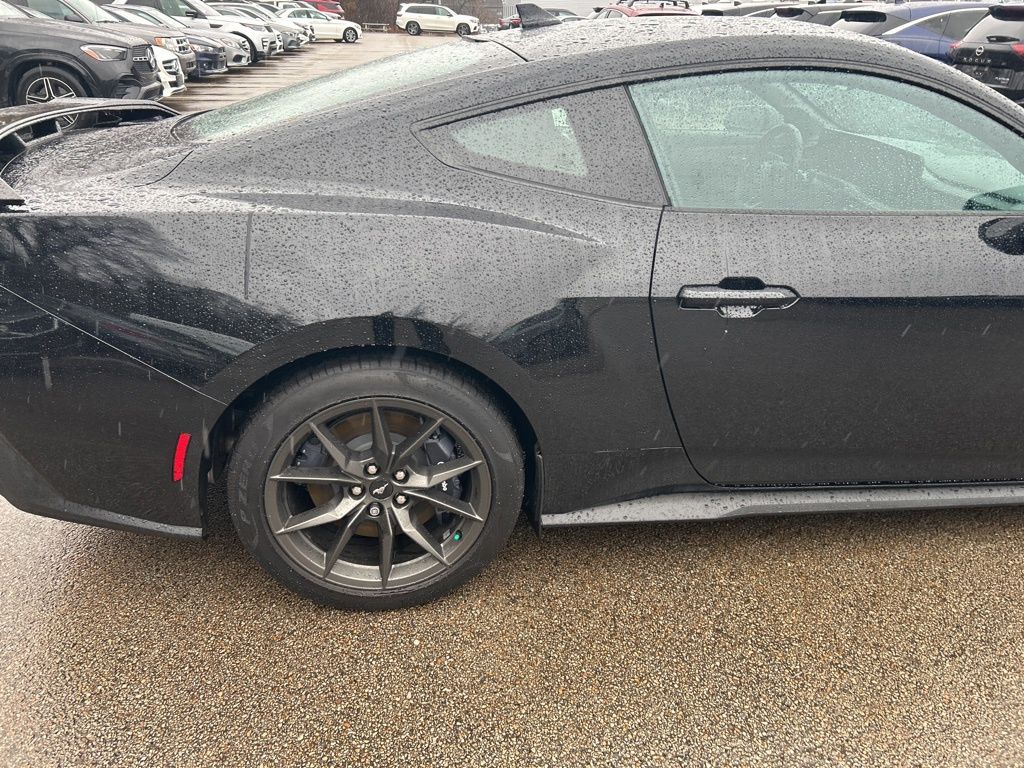 2025 Ford Mustang Dark Horse Deluxe photo 3