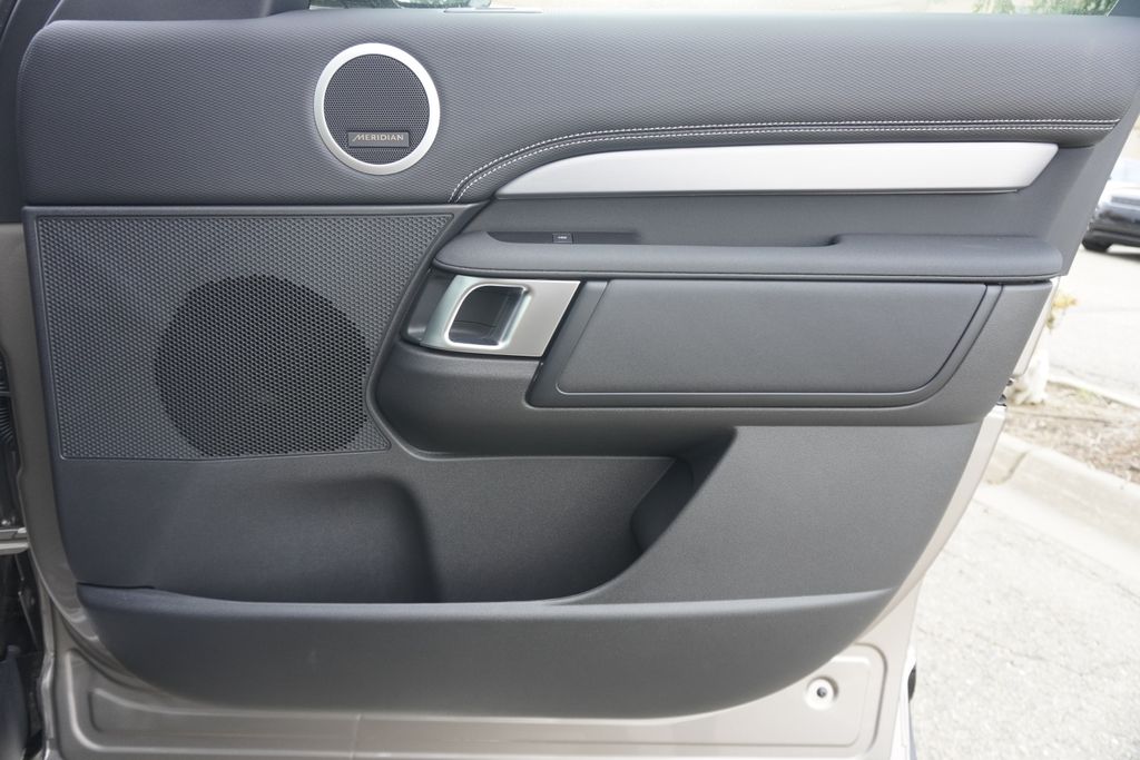 2025 Land Rover Discovery SE photo 21