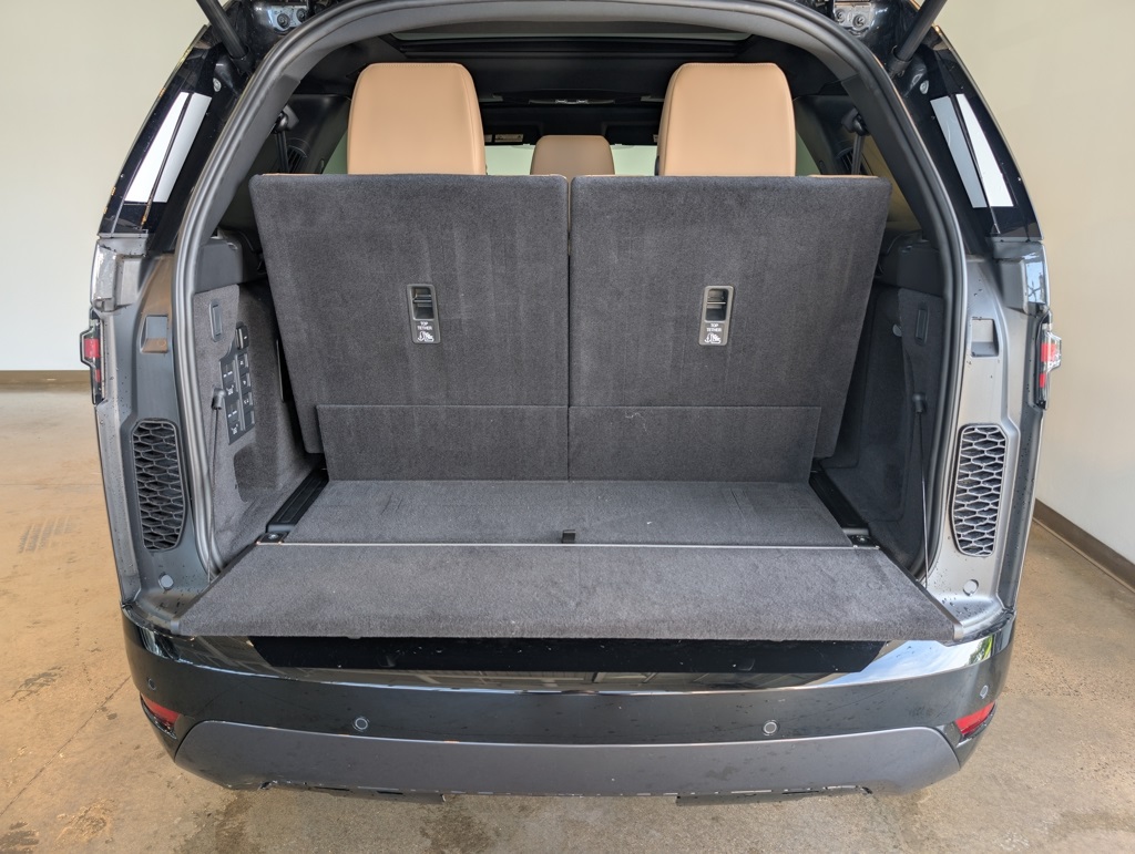2025 Land Rover Discovery SE photo 3