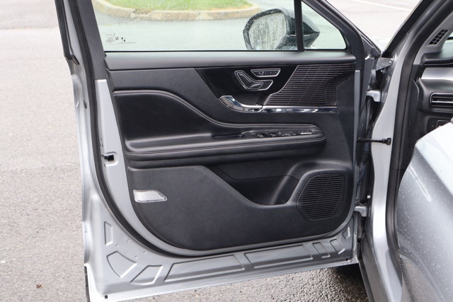2022 Lincoln Corsair Standard photo 12