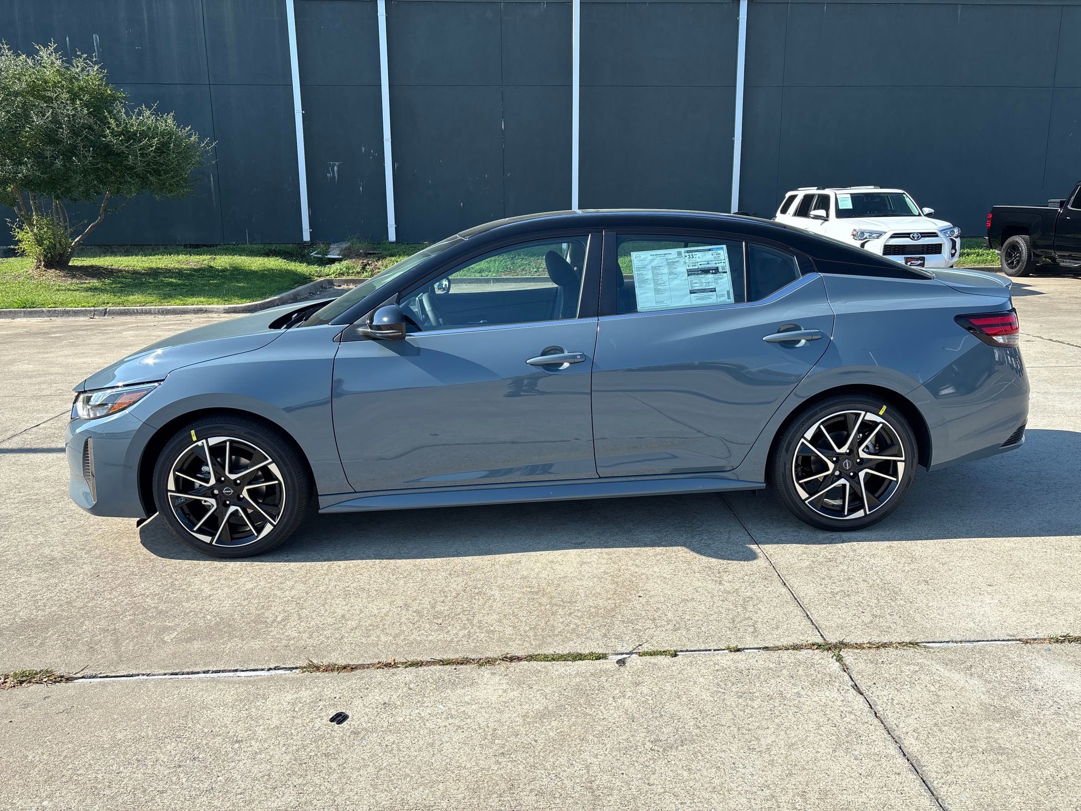 2025 Nissan Sentra SR photo 2