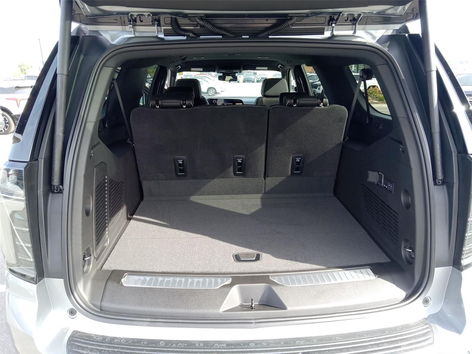 2025 Chevrolet Suburban Premier photo 13