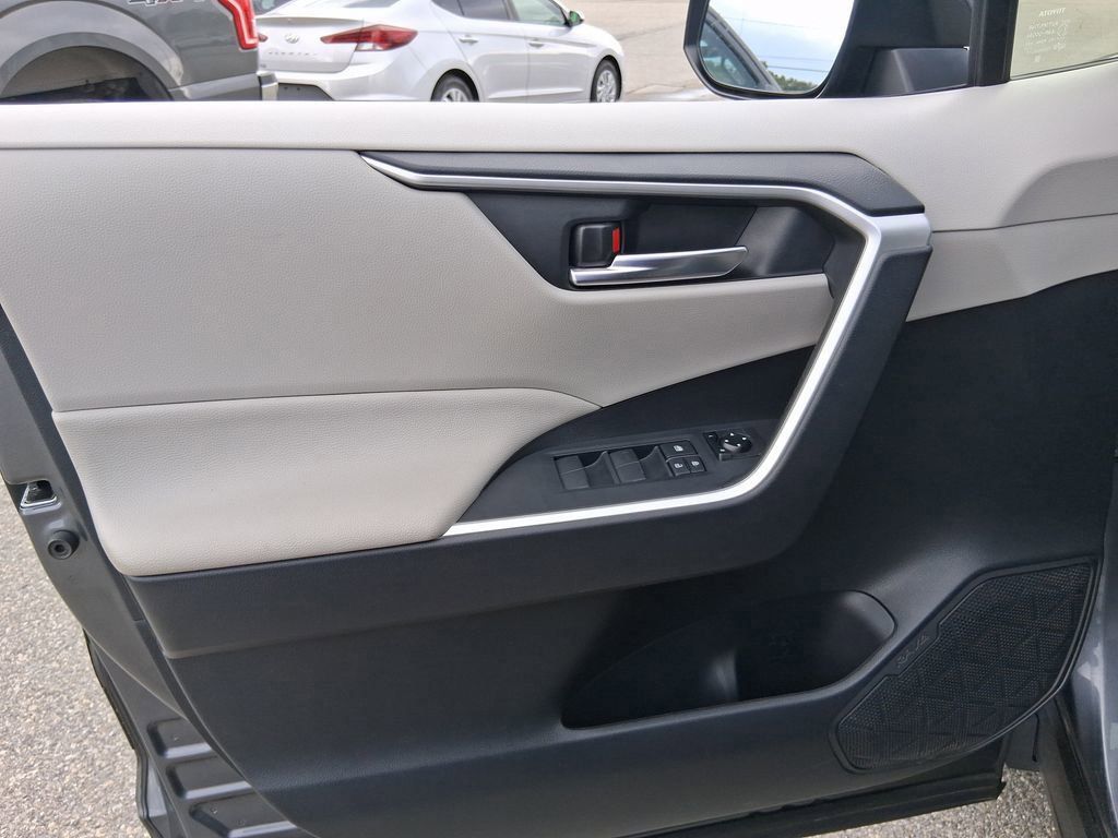 2019 Toyota RAV4 Hybrid XLE photo 10