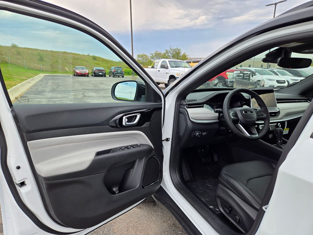 2026 Jeep Compass Limited photo 8
